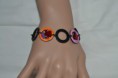 Bracelet anneaux en émail orange et rose sur métal noir 2 cm